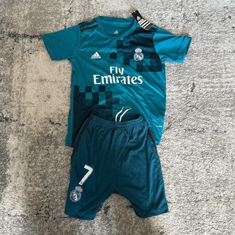 Real Madrid 17/18 Third Kit Jersey w/
Cristiano Ronaldo